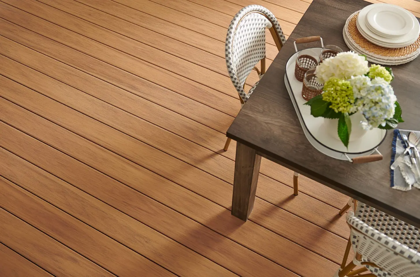 Image 5@2x HIGH-PERFORMANCE VINYL DECKING